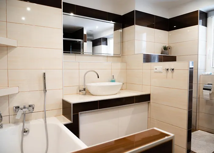 Apartamento With Private Garden
